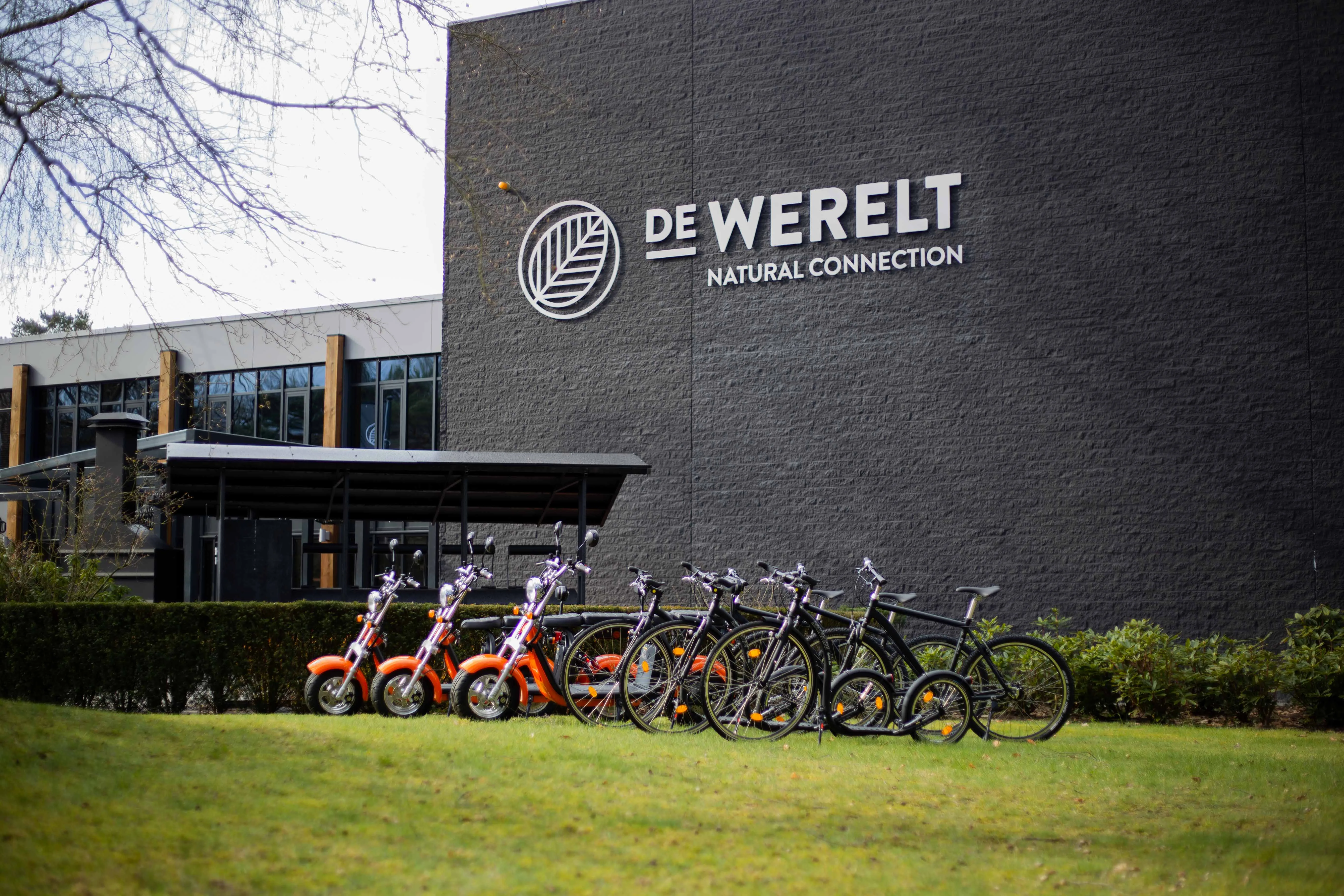 Exterieur van Hotel de Werelt in Lunteren met fietsen voor een verblijf op de Veluwe