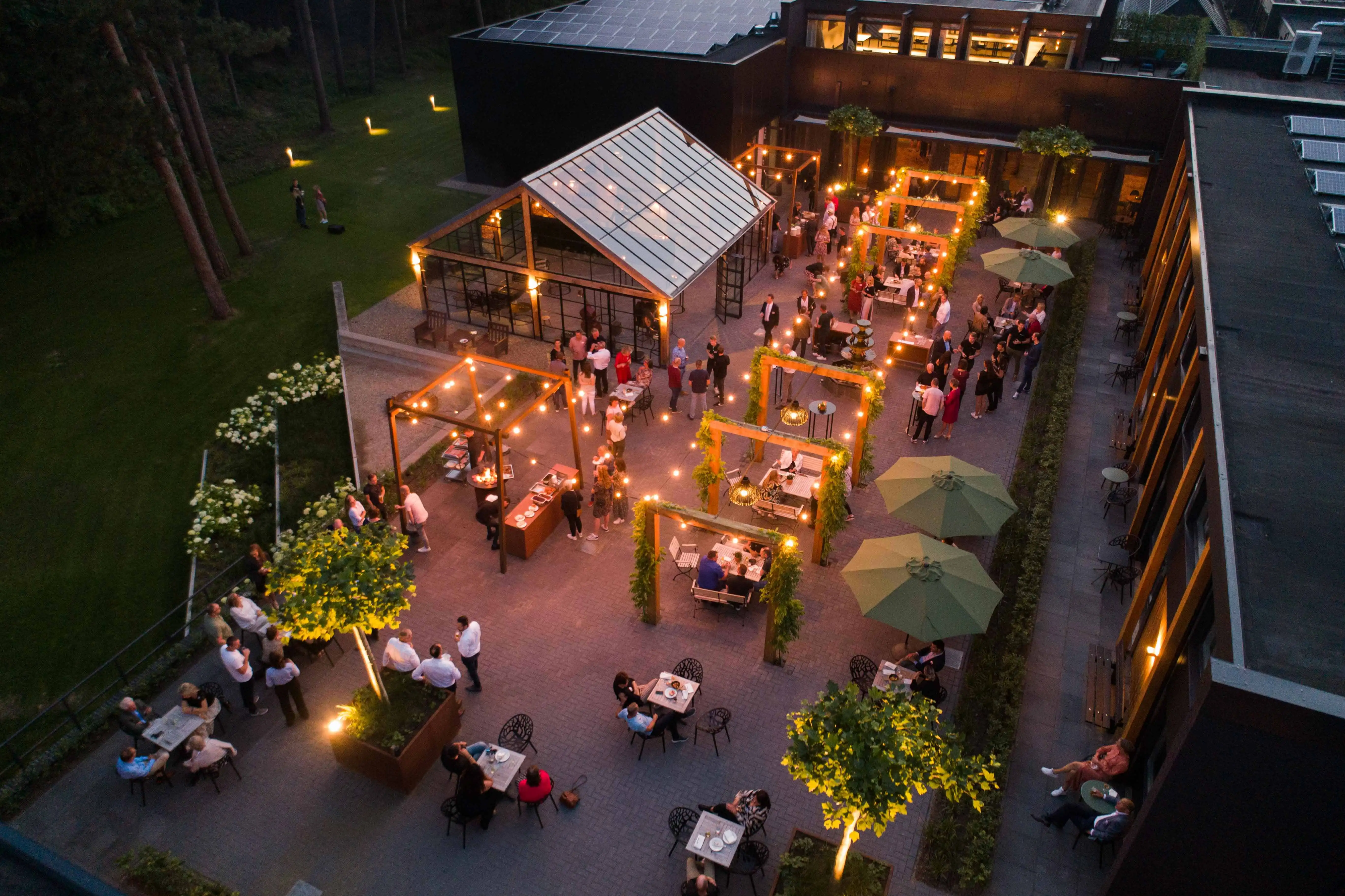 Een terras waar een borrel wordt gehouden in de avond met sfeervolle verlichting